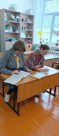 Члены комиссии по контролю за питанием в школьной столовой